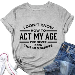Detailopname van grijs katoenen t-shirt met tekst I DON'T KNOW HOW TO ACT MY AGE