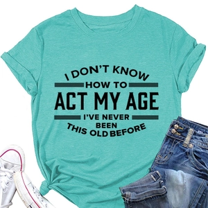 Meergrün T-shirt met zwarte tekstprint gecombineerd met blauwe jeans en witte schoenen