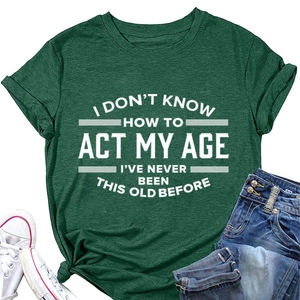 Detail van het donkergroene katoenmix t-shirt met artistieke witte tekstbedrukking