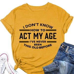 Detail van geel katoenen t-shirt met de I DON'T KNOW HOW vintage slogan opdruk