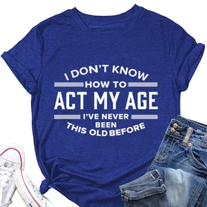 Donkerblauw T-shirt met ronde hals, witte sloganopdruk en modieus knoopdetail opzij
