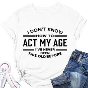 Detailweergave van wit katoenen T-shirt met zwarte I DON'T KNOW HOW sloganopdruk