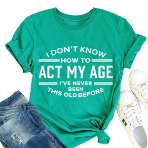 Detail van groen katoenen T-shirt met grappige tekstprint en stijlvolle zijdelingse knoop