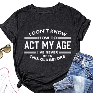 Platte weergave van een grijs t-shirt met I DON'T KNOW HOW slogan en denim shorts