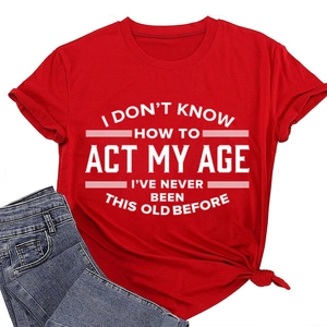 Rood katoenen T-shirt met witte tekstprint en korte spijkerbroek voor een zomerse look