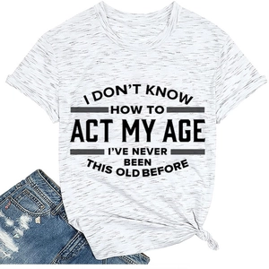 Wit T-shirt met tekst, knoop in de zoom en vintage denim shorts plat gelegd