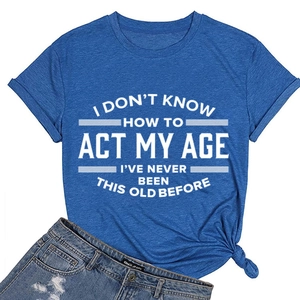 Detail van blauw T-shirt met ronde hals, witte tekstprint en modieuze knoop
