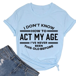 Detail van lichtblauw T-shirt met tekst, geknoopte zoom en gewassen denim shorts