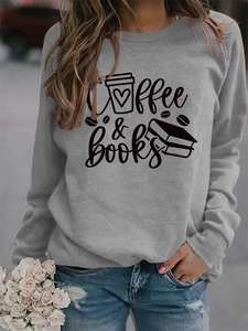 Détail d'un sweat gris avec imprimé graphique Coffee & Books sur le devant