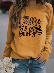 Détail du sweat moutarde avec imprimé Coffee & Books et finitions bord-côte