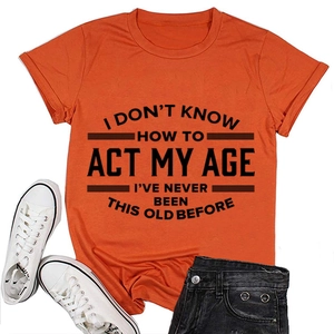 Detail van oranje T-shirt met ronde hals en zwarte grappige tekstprint ontwerp