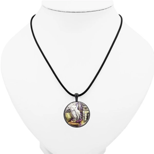 Détail du collier en verre avec hibou et livres magiques sur cordon noir