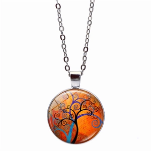Détail du collier pendentif arbre de vie en verre coloré avec une chaîne argentée