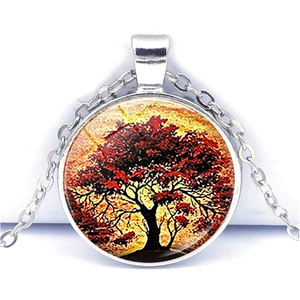 Détail du pendentif arbre de vie en verre avec collier argenté montrant l'érable rouge