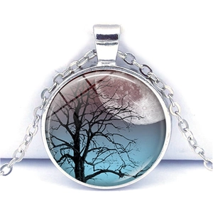 Detail du collier Arbre de vie avec pendentif en verre d'art de nuit lunaire