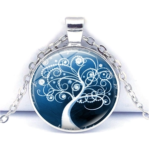 Détail du pendentif arbre de vie argenté avec verre dégradé bleu et chaîne à maillons