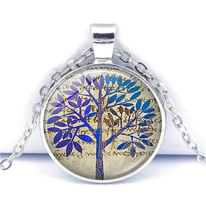 Vue détaillée du pendentif Arbre de Vie avec dégradé violet et écriture vintage