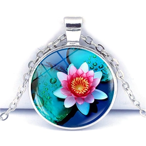 Détail macro du collier en verre rond avec motif lotus rose sur support en alliage argent