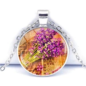 Détail du collier en alliage argenté avec pendentif en verre lavande violette