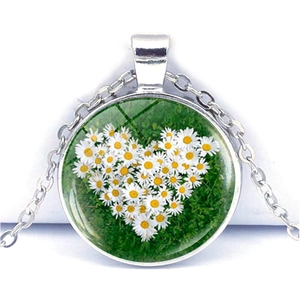 Collier en alliage d'argent avec pendentif rond en verre et motif de cœur en marguerites