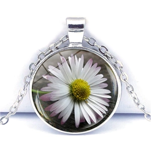 Détail du collier en alliage argenté avec pendentif en verre marguerite et chaîne fine