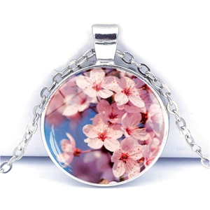 Vue détaillée du collier dôme en verre argenté avec motif de fleurs de cerisier roses