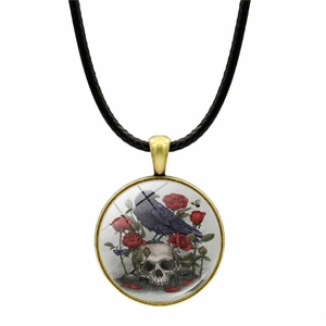 Collier gothique avec pendentif en verre, corbeau noir sur crâne et roses rouges