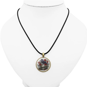 Détail du pendentif gothique corbeau et crâne avec roses rouges sur cordon noir