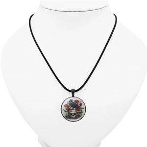 Pendentif gothique avec crâne, corbeau et rose rouge sur cordon en cuir noir sur modèle