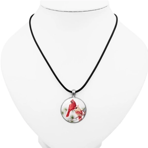 Collier avec pendentif cardinal rouge, cadre argenté et cordon en cuir noir tressé