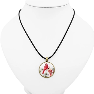 Détail du pendentif cabochon en verre avec cardinaux rouges sur un cordon en cuir noir