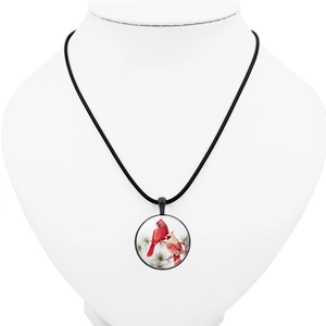 Vue détaillée du pendentif Cardinal Rouge avec cabochon en verre sur un cordon en cuir