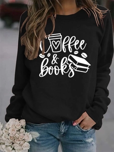 Détail de l'imprimé Coffee & Books sur un sweat-shirt noir à manches longues ample