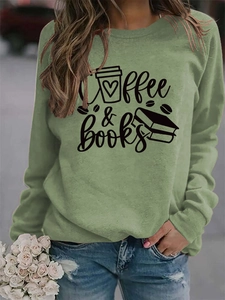 Détail du sweat-shirt vert olive avec imprimé Coffee & Books et texture en tissu doux