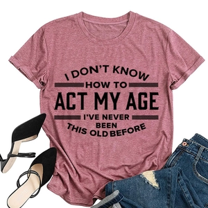 Roze katoenen T-shirt met zwarte tekst en spijkerbroek in een trendy outfitset