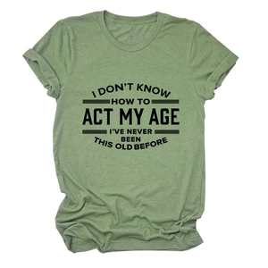 Detail van groen T-shirt met ronde hals en zwarte humoristische tekstprint op wit