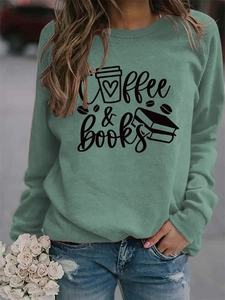 Détail de l'imprimé Coffee & Books sur un sweat-shirt confortable vert sauge
