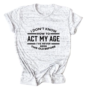 Detail van grijs katoenen T-shirt met een humoristische zwarte bedrukte typografie slogan