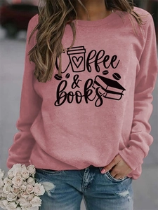 Détail de l'imprimé coffee & books sur un sweat à col rond rose avec manches raglan