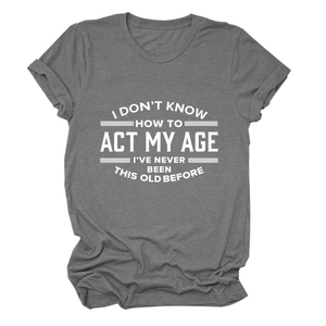 Detail van de I DON'T KNOW HOW tekst geprint op een donkergrijs T-shirt met ronde hals