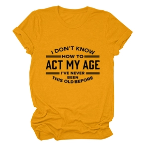 Detail van gembergeel t-shirt met zwarte retro I DON'T KNOW HOW tekstuele opdruk