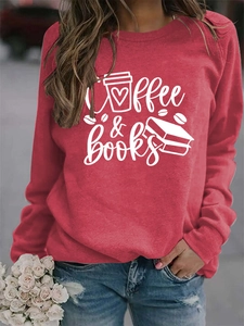 Détail de l'imprimé blanc Coffee & Books sur un sweat-shirt rouge à manches longues et col rond