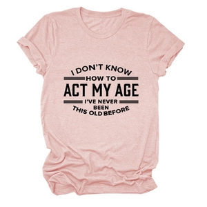 Detailopname van roze T-shirt met ronde hals en humoristische letterprint detail