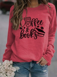 Détail d'un sweat rouge avec imprimé lettres Coffee & Books noir et des illustrations