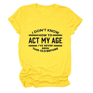 Detail van geel katoenen t-shirt met zwarte artistieke opdruk en omgeslagen mouwontwerp