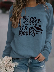 Détail du lettrage Coffee and Books sur un sweat à col rond bleu à manches longues pour femme