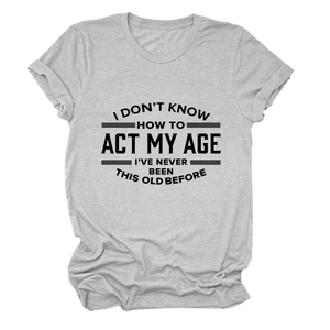 Detail van grijs T-shirt met ronde hals en 'I DON'T KNOW HOW' tekstprint op zacht katoen