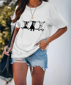 Dettaglio della t-shirt bianca girocollo con grafica di capra disegnata a mano in morbido cotone