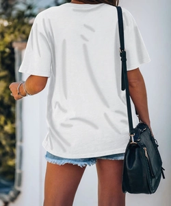Vista posteriore di una t-shirt bianca a maniche corte girocollo in stile casual