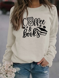 Détail de l'imprimé Coffee & Books sur un sweat-shirt beige oversize à col rond